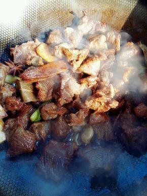 翻炒两三分钟后，倒入两勺黄酒去腥，两勺酱油调味，一勺老抽上色。翻炒均匀。