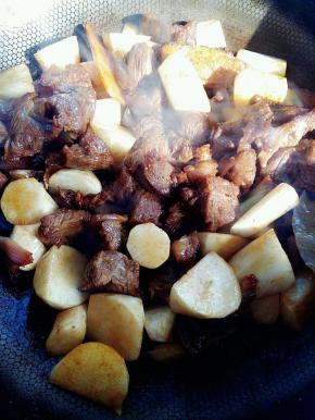 上色后倒入萝卜，翻炒2分钟。