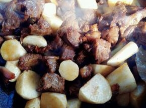 上色后倒入萝卜，翻炒2分钟。