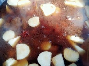 倒入没过牛肉的热水。水多一点也可以。大火烧开转小火慢炖1小时。半个小时候加入盐调味。