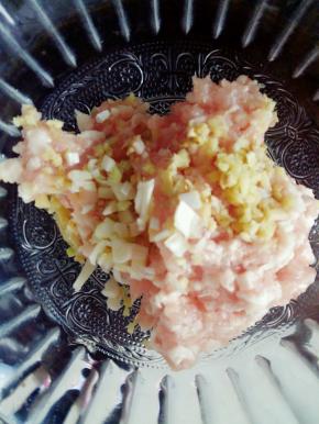 肥瘦猪肉剁碎，肥4瘦6。加入多一点姜末，少许葱花。