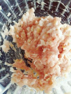 加入料酒，生抽，盐，用手搅拌均匀上劲。