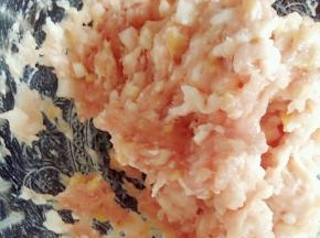 加入料酒，生抽，盐，用手搅拌均匀上劲。