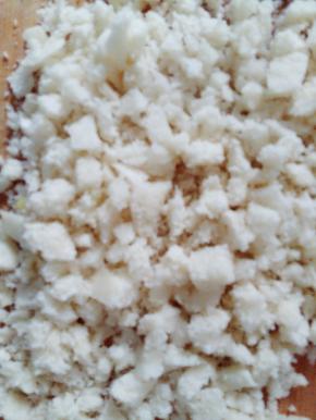 馒头切碎，淋上少许清水。