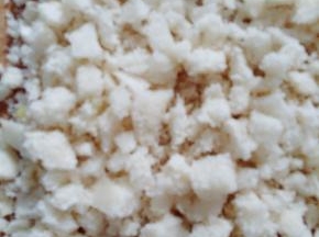 馒头切碎，淋上少许清水。