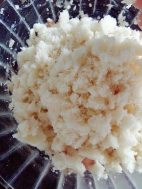 馒头渣放入肉馅中。