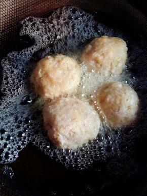 肉馅在手里摔打几下，揉成圆圆的丸子，从锅边滚入油中，油温5成热。油温高点可以防止吸太多油。