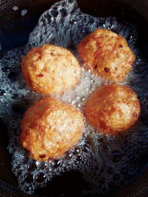 炸至丸子上出现焦黄色的时候捞出来。