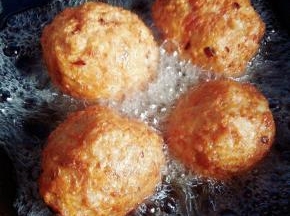 炸至丸子上出现焦黄色的时候捞出来。