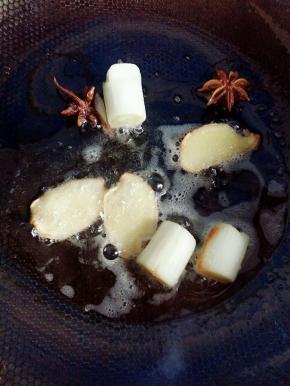 锅里留一点点油，下入八角，葱段，姜片，小火炒出香味。