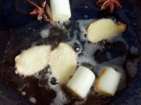 锅里留一点点油，下入八角，葱段，姜片，小火炒出香味。
