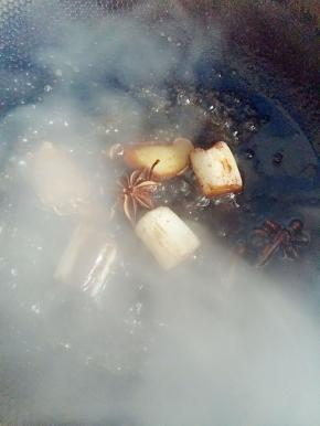 炒至葱姜有点焦的时候，放入一勺料酒，一勺生抽，半勺红烧酱油，翻炒几下。