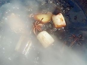 炒至葱姜有点焦的时候，放入一勺料酒，一勺生抽，半勺红烧酱油，翻炒几下。