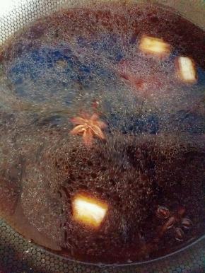 加入清水，能没过丸子的一半就可以了。