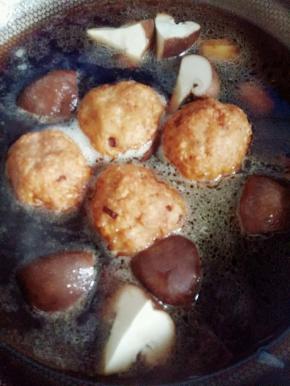 鲜香菇切开放入，一勺白糖，少许盐。小火炖30分钟。