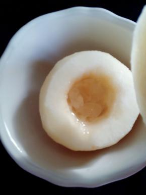 雪梨去皮，上面切掉一点，做盖子，雪梨核挖掉，放入四块冰糖，倒入少许温开水，中间满了就可以了。