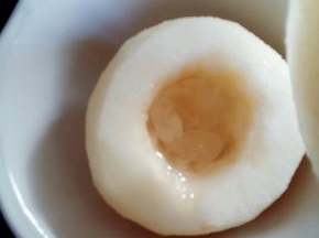 雪梨去皮，上面切掉一点，做盖子，雪梨核挖掉，放入四块冰糖，倒入少许温开水，中间满了就可以了。