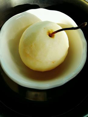 放入一个碗中，把上面的梨盖上。放入锅中，隔水炖1.5小时。就是锅里加适量水，没过碗1/2即可，小火炖。