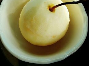 放入一个碗中，把上面的梨盖上。放入锅中，隔水炖1.5小时。就是锅里加适量水，没过碗1/2即可，小火炖。