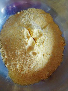 400g玉米面准备好，老家的玉米面不粗也不太细，颜色金黄，超级香。