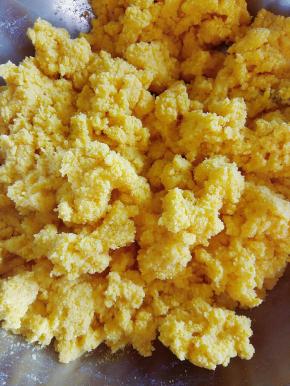 开水烫面，往玉米面中少量多次加入开水，用筷子搅拌成无干粉的絮。然后放凉。