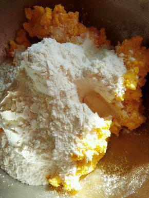 把面粉加到玉米面中，酵母用少量温水化开，然后倒入。