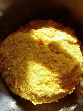 揉成软软的，有点粘手的面团，盖上保鲜膜，放在温暖的地方发酵2.5小时。