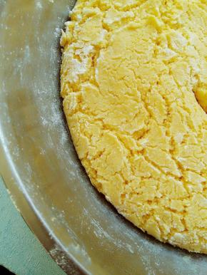 发酵后的面团用手摁下去不会弹起即可。