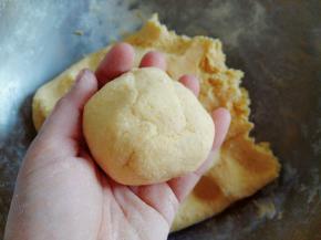发酵后的面团加入适量面粉揉至不粘手，但是软软的。取一小块面团。