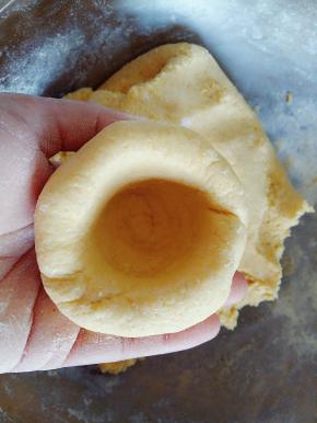 中间有一个坑就行了。因为面团软，所以即使有坑，蒸熟了也没有了，这样只是为了里面更容易熟一些。