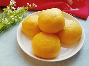 做好的馒头开水下锅，盖上盖子，盖子周围用毛巾盖住出气的地方，大火蒸25分钟。关火等5分钟后再打开盖子。这样馒头表面更光滑哦。