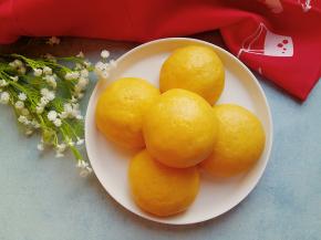 金黄色的玉米面馒头做好了，内部软软的，很好吃。玉米面比面粉多，颜色才会好看哦。