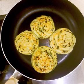 待双面都焦黄时盛出