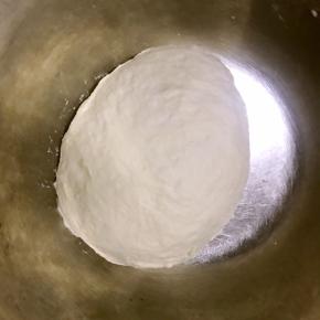 揉至光滑的面团，醒发30分钟