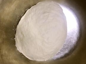 揉至光滑的面团，醒发30分钟