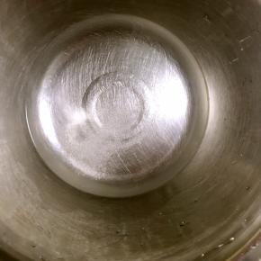 盆中放温水，并加入5克盐搅拌均匀