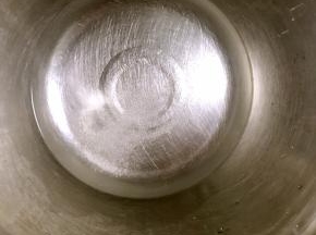 盆中放温水，并加入5克盐搅拌均匀