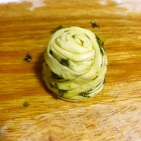 一端搭在另一端上，依次八个都做好