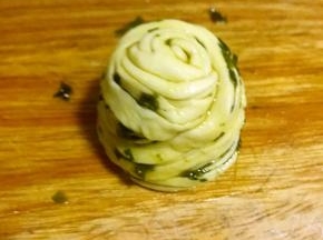 一端搭在另一端上，依次八个都做好