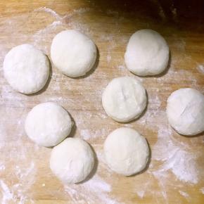 面团醒发好，分割成8份，按扁