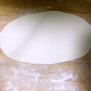 拿一个小面团擀成长形薄片，越薄越好