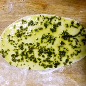 放入葱油，抹匀