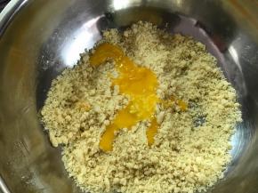 加入1个蛋黄。