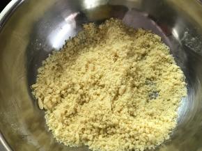 用手反复捏搓，使黄油粒和面粉完全融合。呈粗玉米粉的状态。