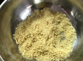 用手反复捏搓，使黄油粒和面粉完全融合。呈粗玉米粉的状态。