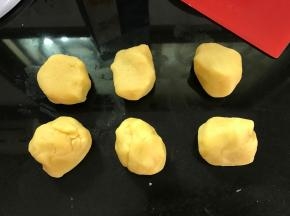 把面团均分成6份。