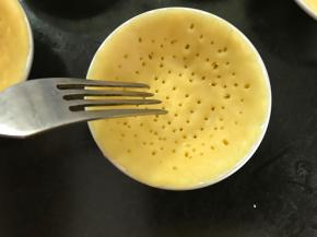 用叉子在挞皮底部叉一些小孔。放入预热好180℃的烤箱，烤10分钟左右。