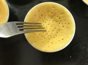 用叉子在挞皮底部叉一些小孔。放入预热好180℃的烤箱，烤10分钟左右。