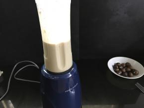 然后做栗子馅，将80克栗子仁、1个蛋黄、细砂糖、牛奶、3克低粉用料理机打成细腻的糊状。