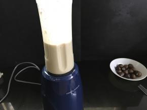 然后做栗子馅，将80克栗子仁、1个蛋黄、细砂糖、牛奶、3克低粉用料理机打成细腻的糊状。